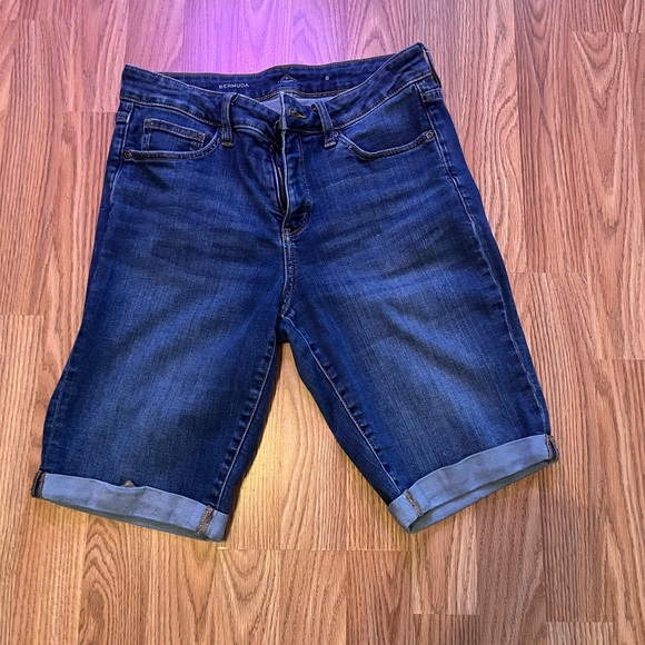 Women’s St. John’s Bay Bermuda shorts. Size 8. Dark wash. EUC. - Picture 1 of 3